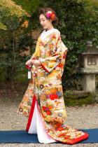 色打掛 唐織 黒地 花柄（正絹色打掛唐織黒雲鶴御所車松花文様色
